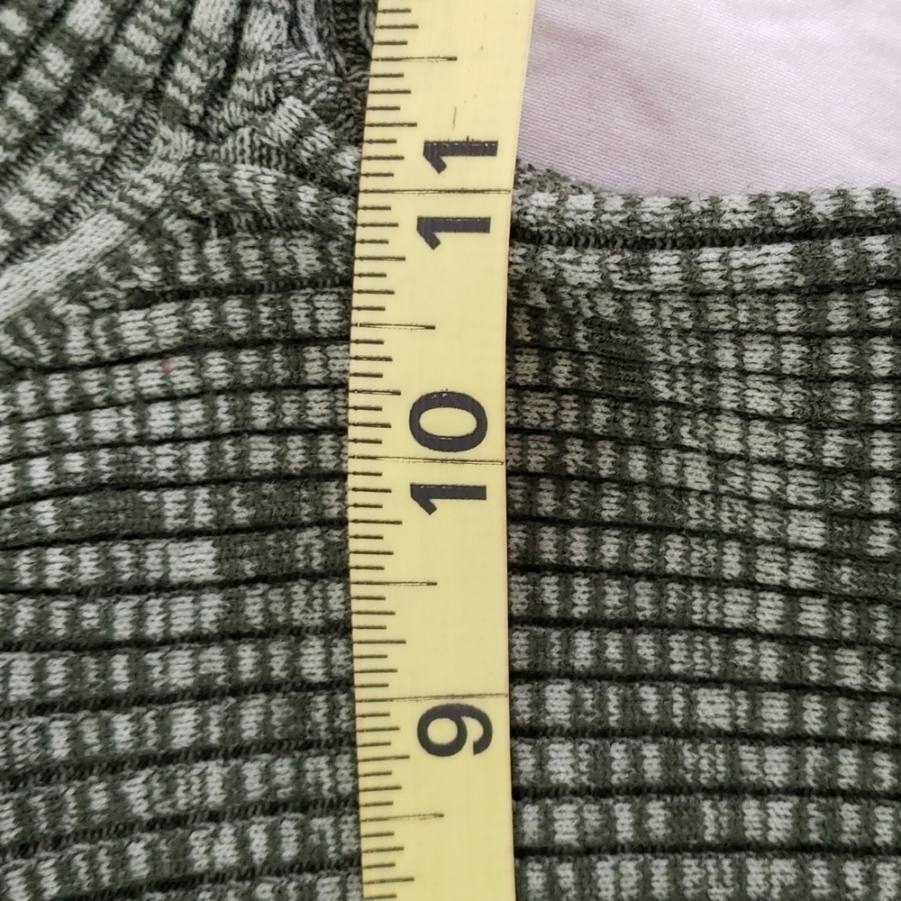 FOREVER 21 Stretchy Rib Knit Belly Crop Top Deep V Neck Green Short Sleeve EUC M - Picture 8 of 11
